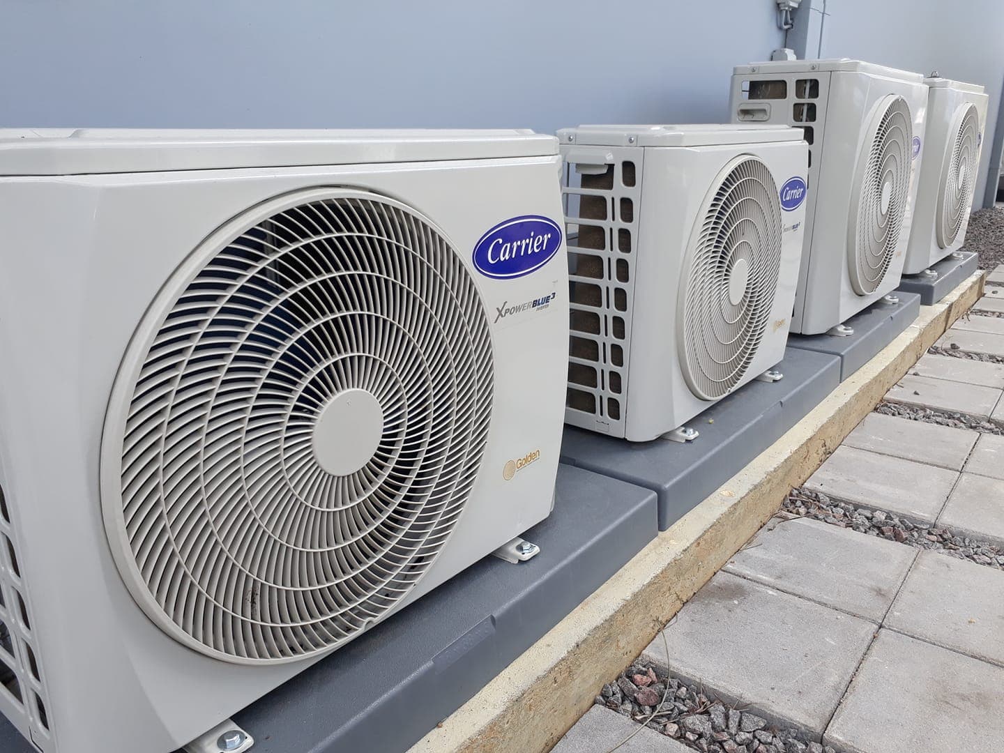 Professionele installatie van meerdere Carrier units op een duurzame fundering.