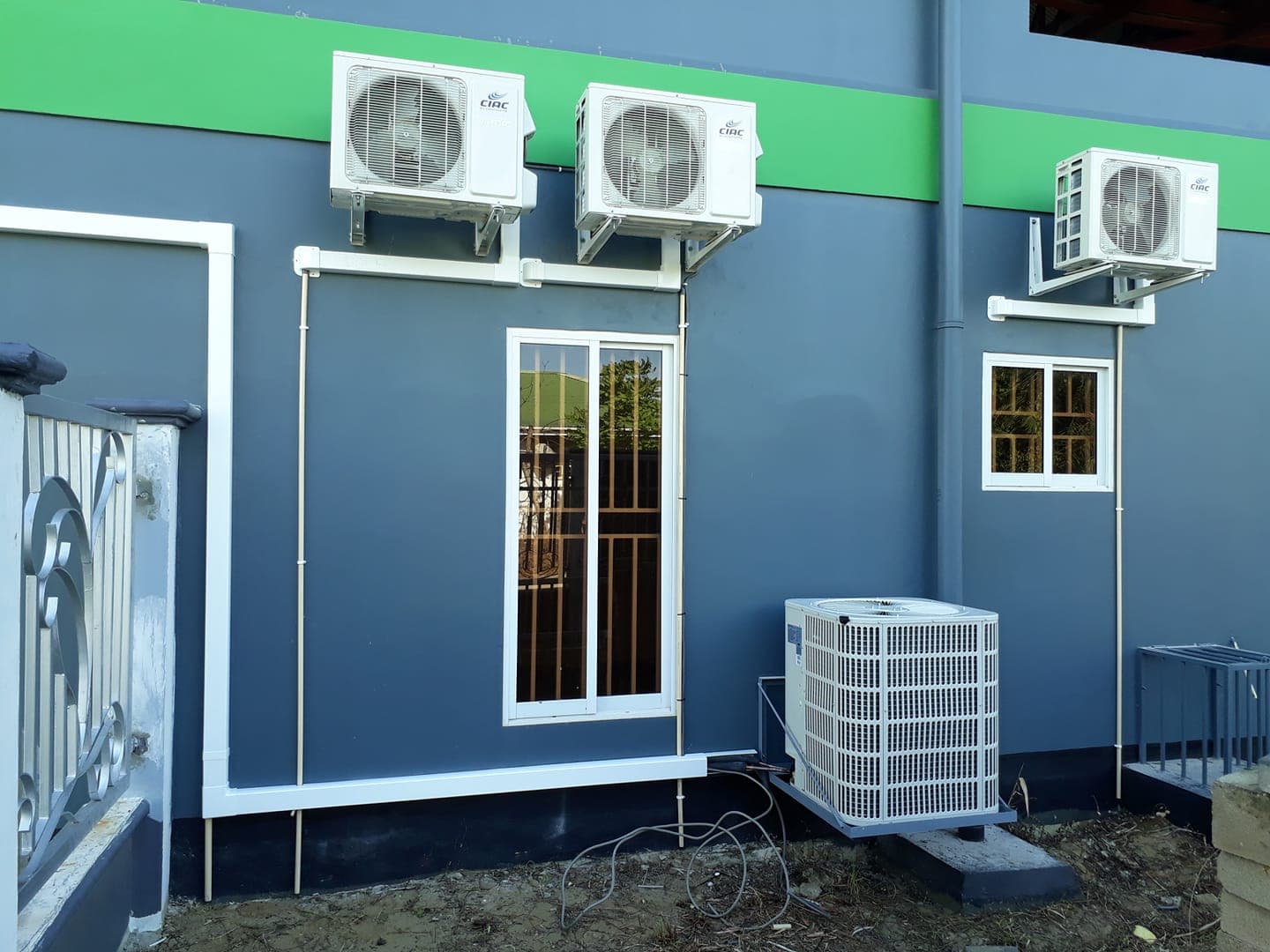 Nette wandmontage van CIAC units met hoogwaardige afwerking.