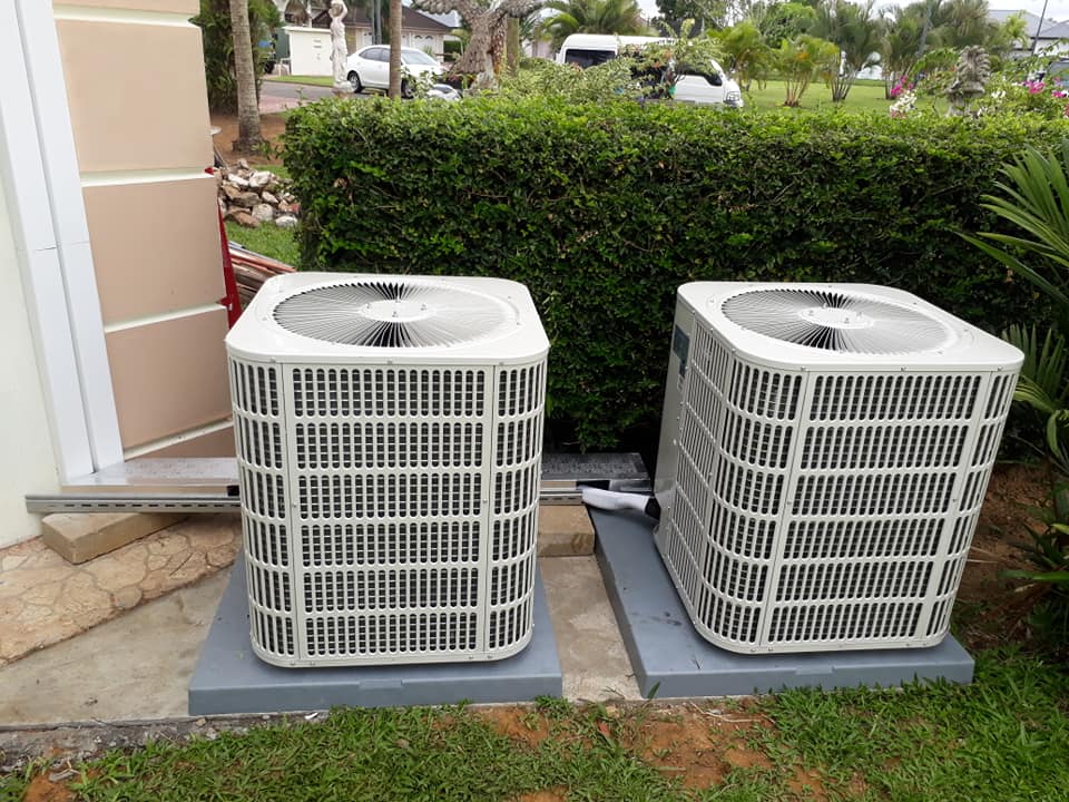 Onderhoud van krachtige buitenunits voor optimale koelprestaties.